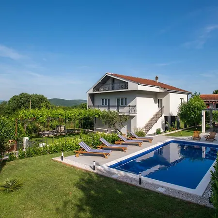 فيلة Latica Dicmo